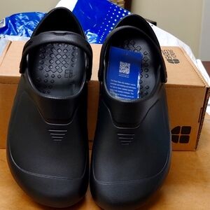 Women's size 8 / mens size 6 new non slip shoes for crews clogs / croc style